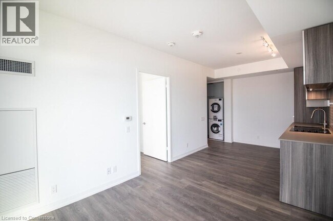 Photo du bâtiment - 898 Portage Pkwy