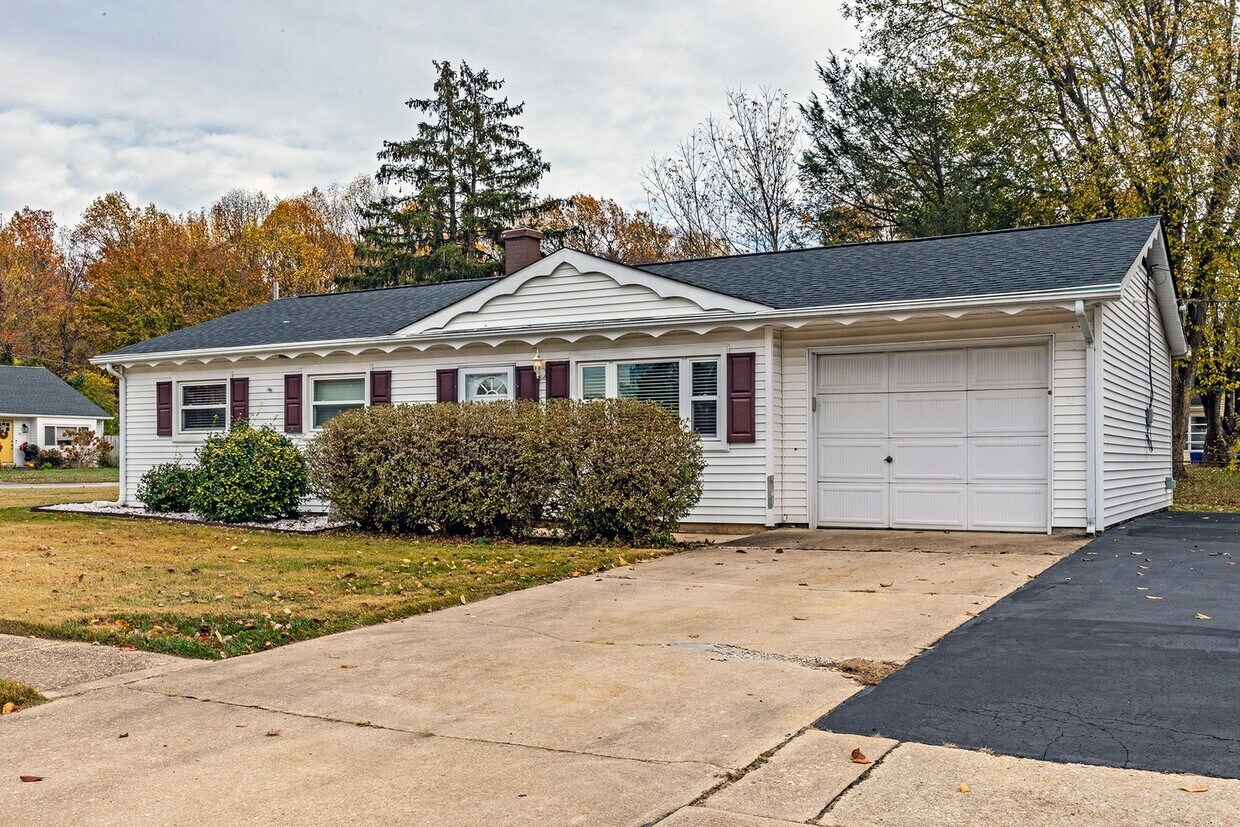 Primary Photo - 3 bedroom, 1 bath, newly renovated ranch i...