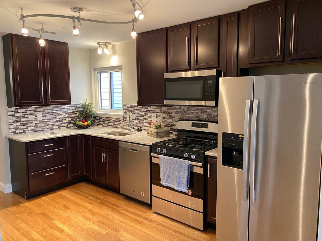 Foto principal - Wonderful Home for Rent in the Heart of the Hill!