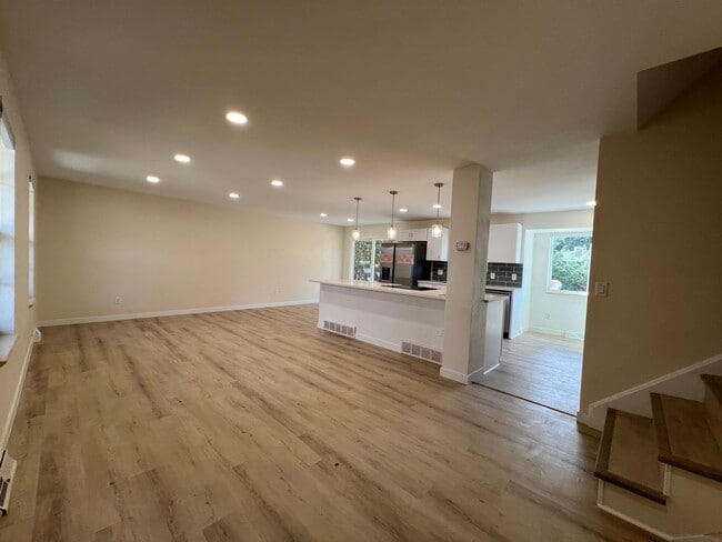 Building Photo - Recently Renovated 4BD/3BA Home in North B...