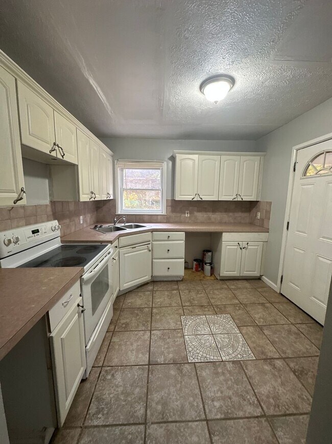 Building Photo - Akron Single