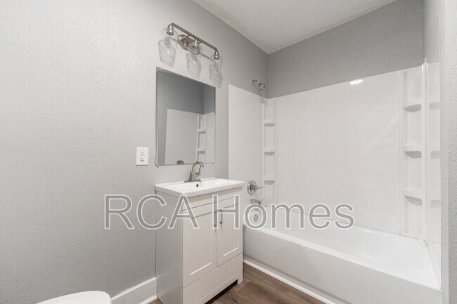 Foto del edificio - 2425 N Kenwood Ave