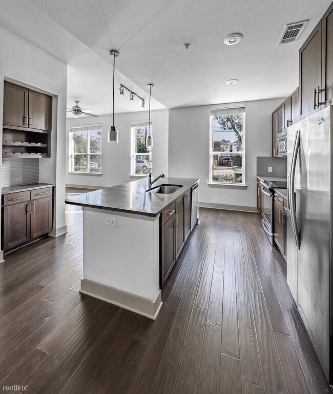 Foto del edificio - 1 br, 1 bath Condo - 2122 N Mays St