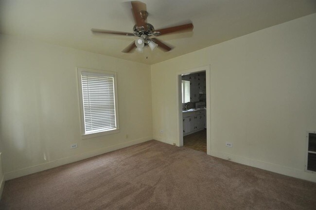 Building Photo - 213 E Burress St