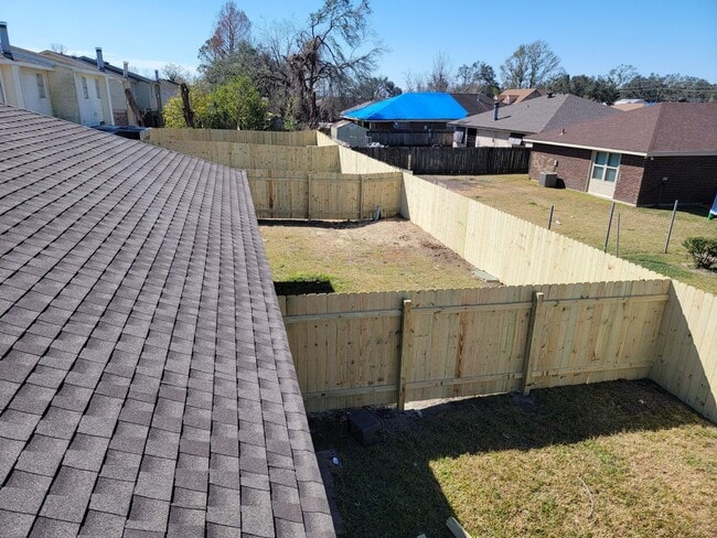 Building Photo - 315 Meadows Dr