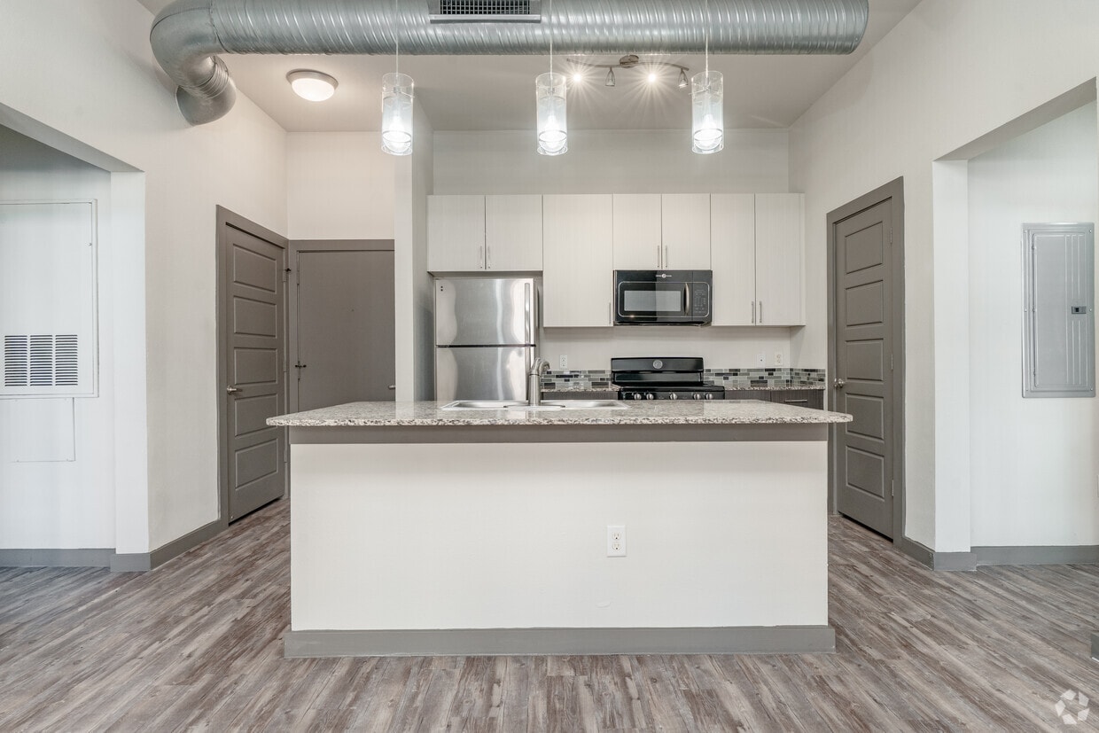 2BR, 2BA - 1,053SF - Kitchen - East End Lofts at the Railyard
