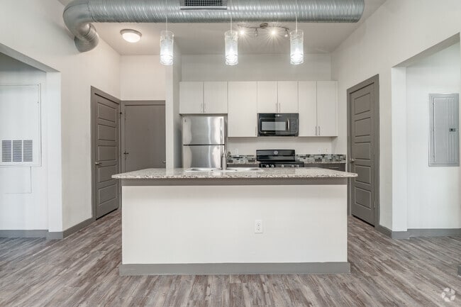 2BR, 2BA - 1,053SF - Kitchen - East End Lofts at the Railyard