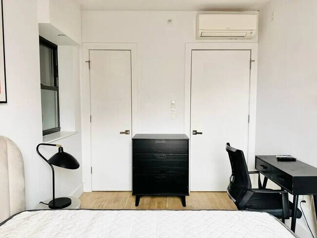 Foto del edificio - Furnished room/NOT APARTMENT