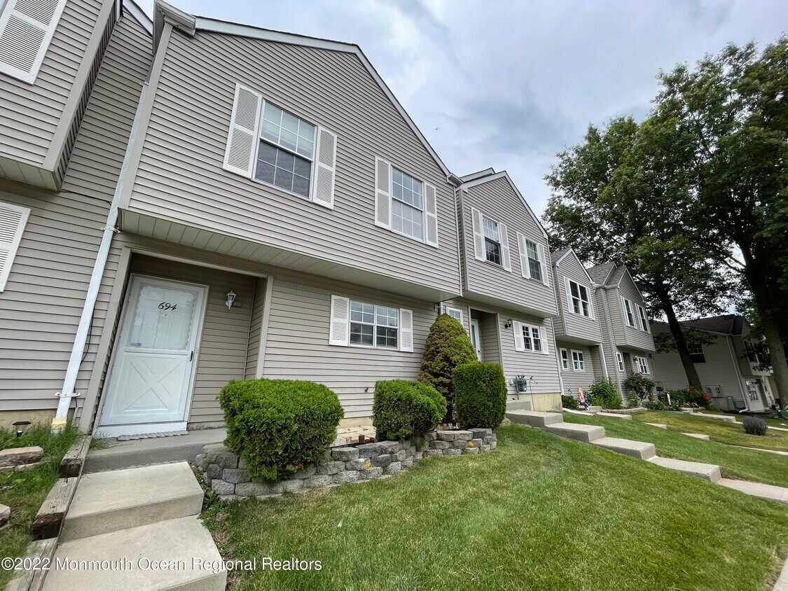 Primary Photo - 694 Darlington Dr