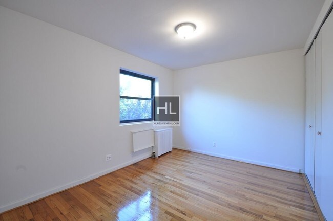 Foto del edificio - Beautiful NO FEE  Two Bedroom in Bayside, NY