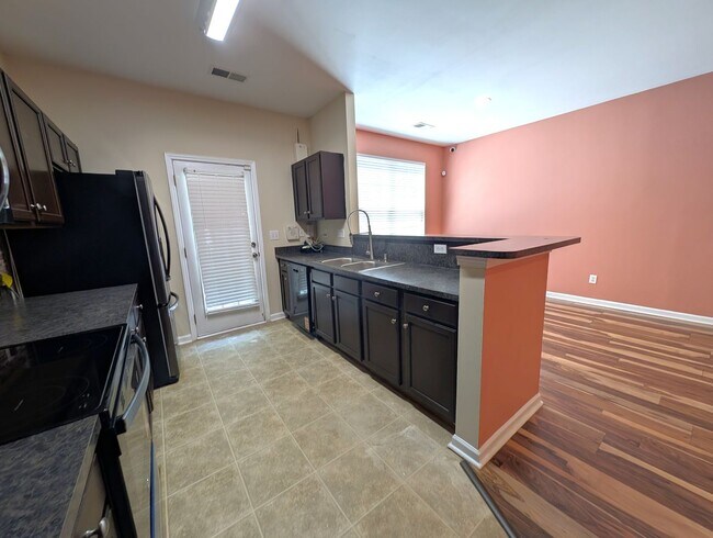 Foto del edificio - Charming, 2 Story End Unit Townhouse located in the Glenlea Park Community!