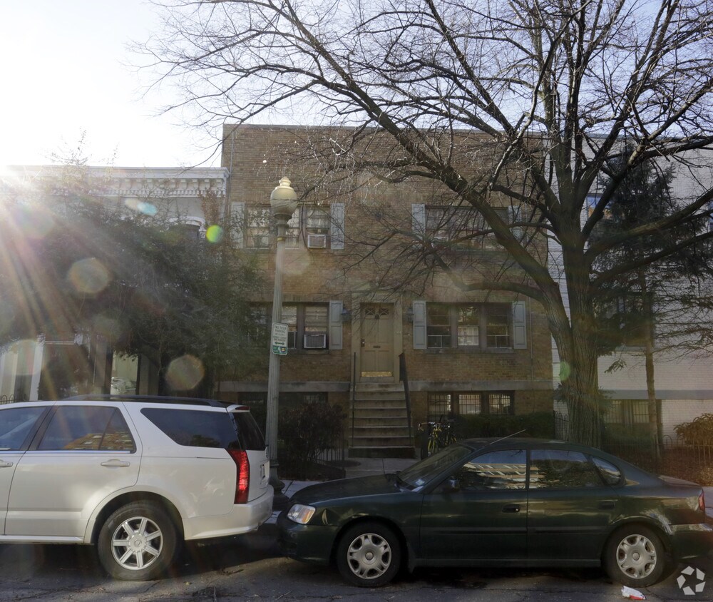 Building Photo - 119 D St SE