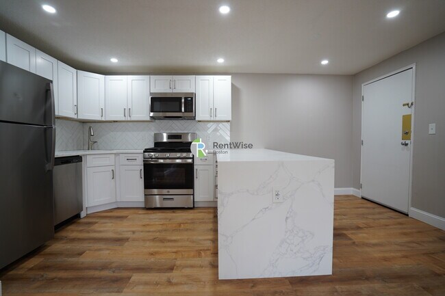 Building Photo - 971 Fellsway
