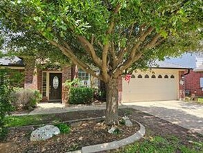 Building Photo - 2204 Zoa Dr