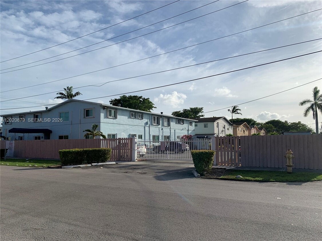 Foto del edificio - 1581 NE 8th St