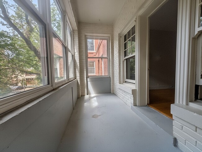 Building Photo - 1304 W Rosemont Ave