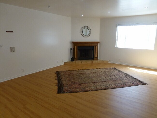 Building Photo - 2206 Brenta Pl