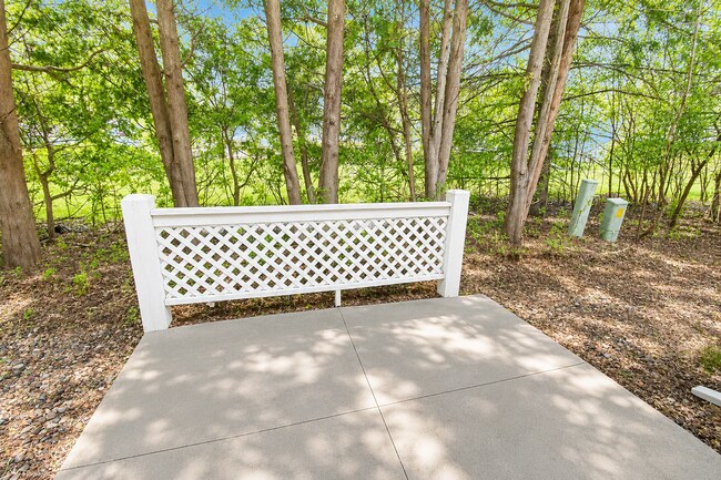 Foto del edificio - Bright Townhome with Fireplace & Nature Views
