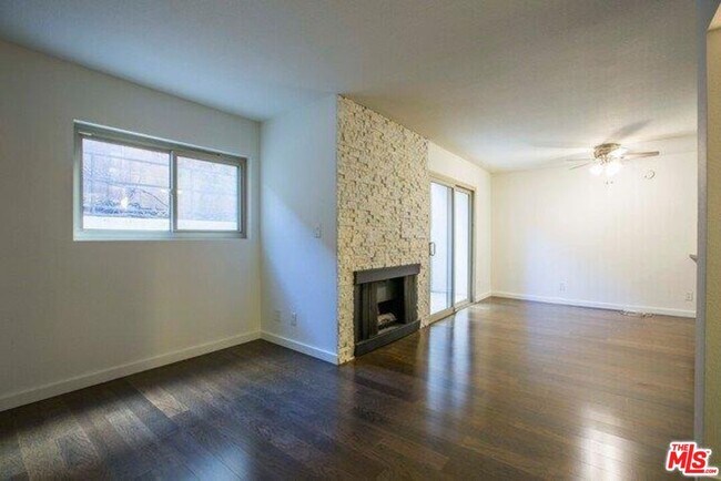 Foto del edificio - 141 S Clark Dr