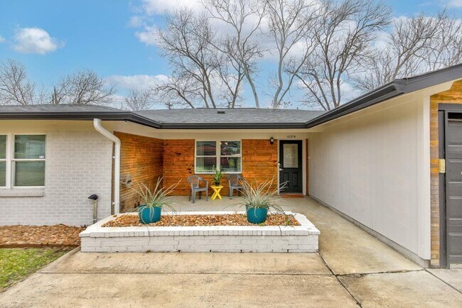 Foto del edificio - 6004 Libyan Dr