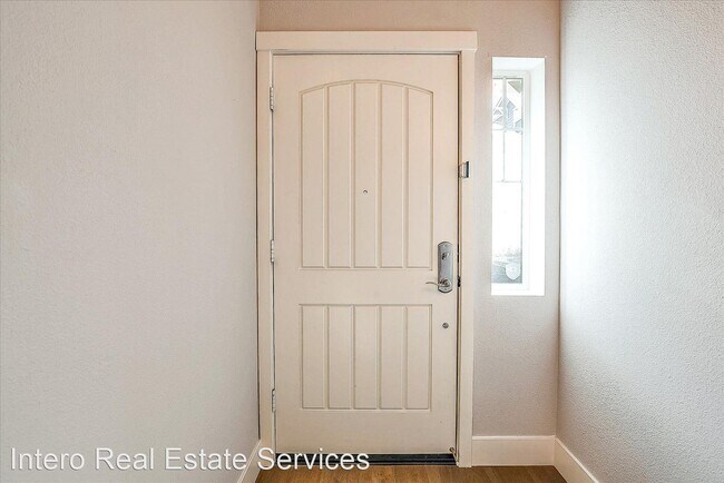 Building Photo - 3 br, 2.5 bath House - 1089 Interlaken Ter...