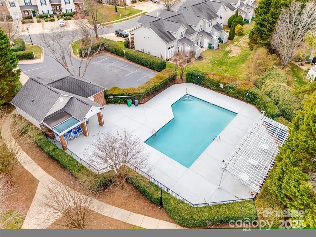 Building Photo - 8881 Cinnabay Dr