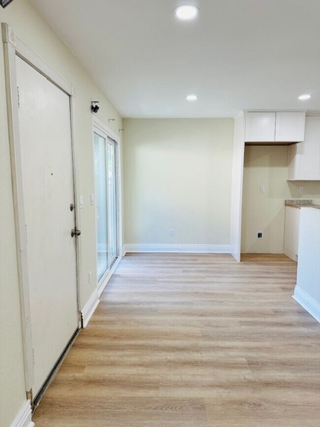 Building Photo - Renovated townhome for rent in the America...