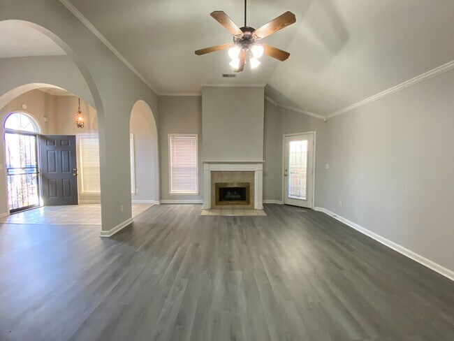 Building Photo - 3 Bedroom, 2 Bathroom Near Berry Hill & Hw...