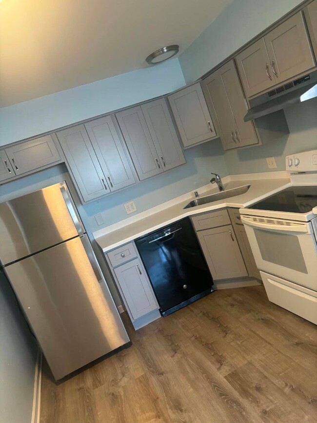 Building Photo - 827 S 84th St