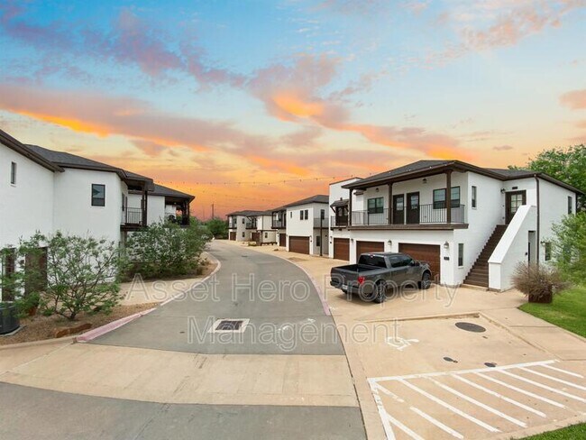 Foto del edificio - 203 Brentwood Dr E
