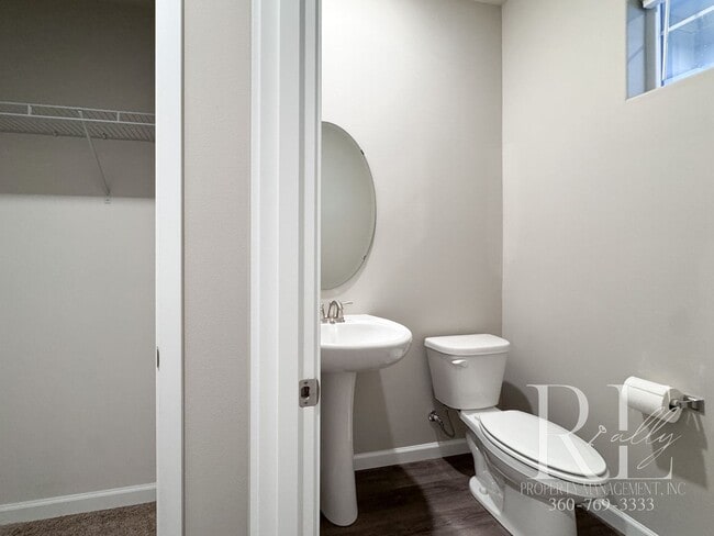 Foto del edificio - Bright Bremerton Home with Open Layout, A/C, and Fully Fenced Yard