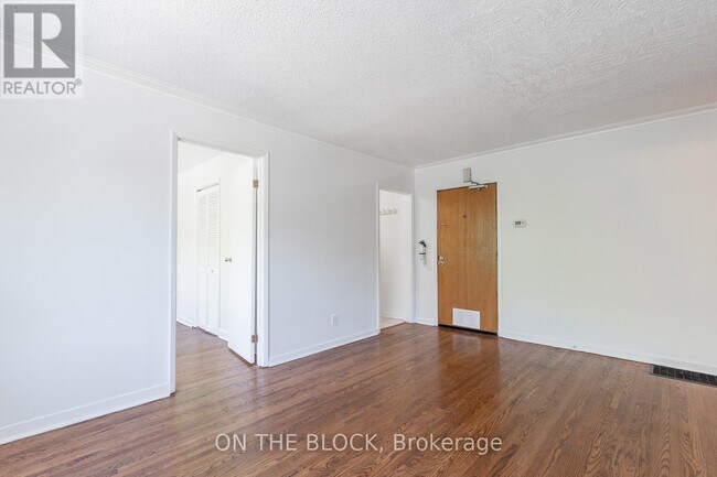Photo du bâtiment - 883 St Clair Ave W