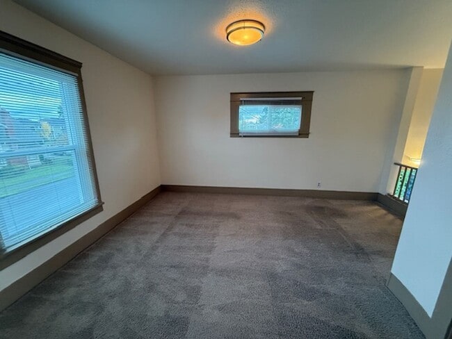 Building Photo - Alfi 1609 Triplex - Everett