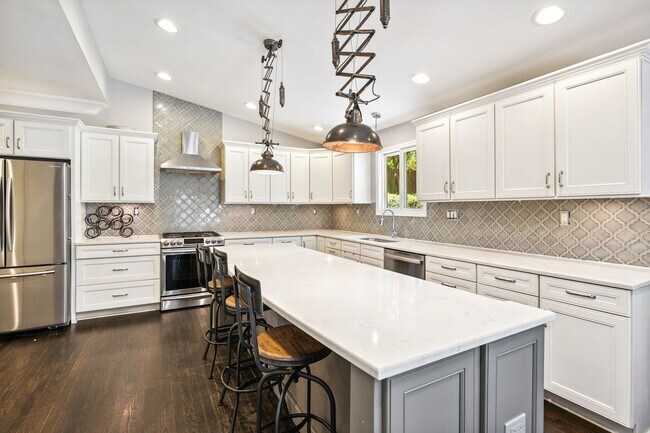 Foto del edificio - Beautifully Furnished Forest Hills Home – ...