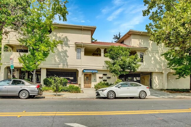 Puerta principal de University Place - 396 S 11th St