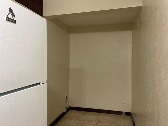 Building Photo - 8430 Holiday Ln