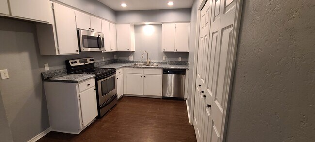Kitchen - 1917 Tanglewood Dr