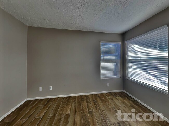 Foto del edificio - 848 Rebecca Ct NE