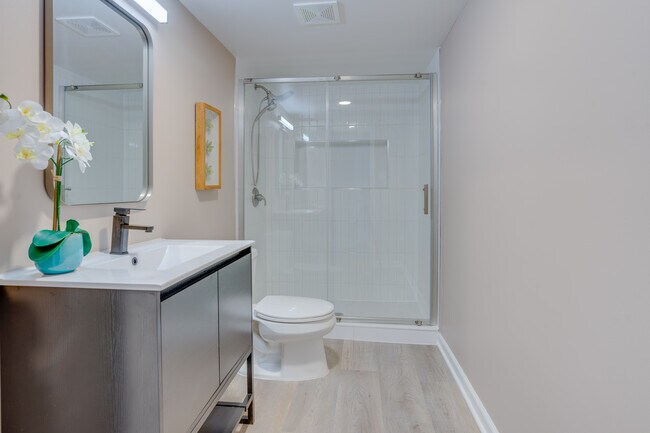 Foto del edificio - 8131 Pinelake Ct