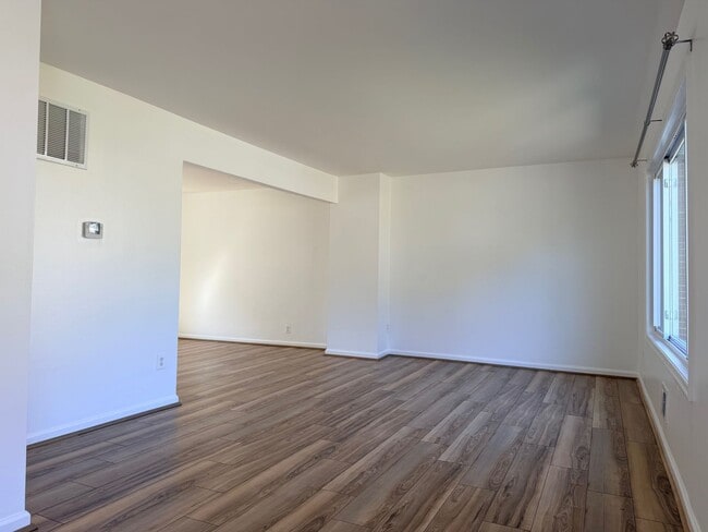 Building Photo - Spacious & Updated Pasadena Townhome for Rent