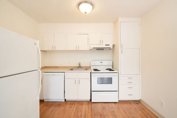 Foto principal - 1 bedroom available now!! Mid town!