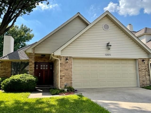 Primary Photo - 1205 Olde Towne Dr