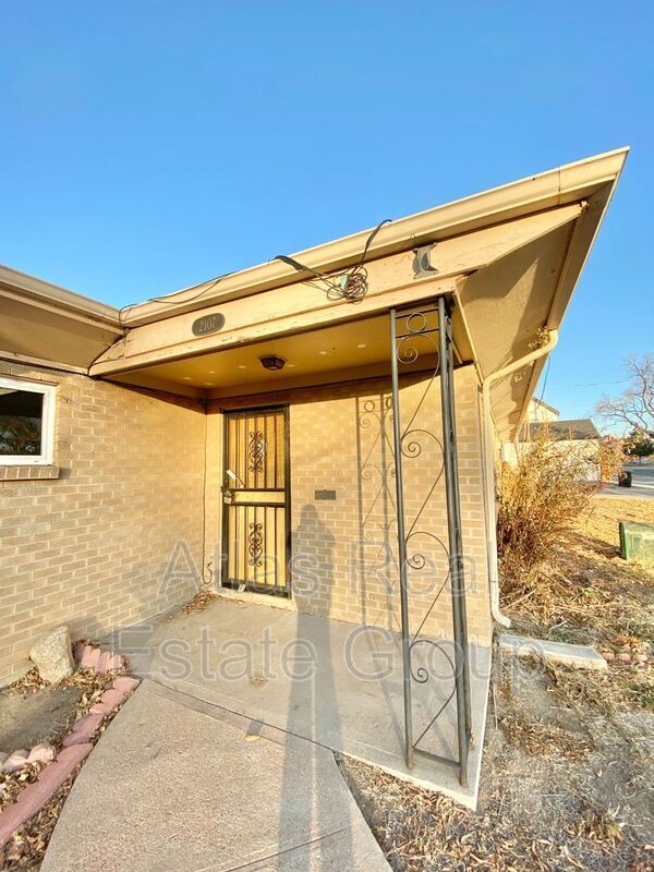 Primary Photo - 2101 E 37th Ave