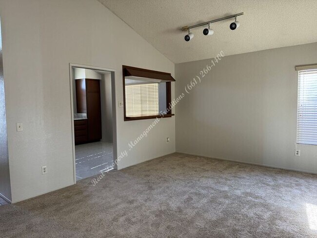 Foto del edificio - *** Please call us @ 661-266-1400 for info...