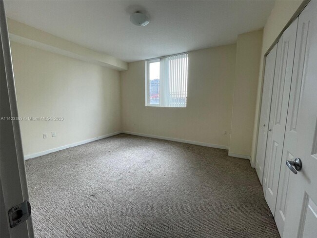 Foto del edificio - 601 NE 23rd St