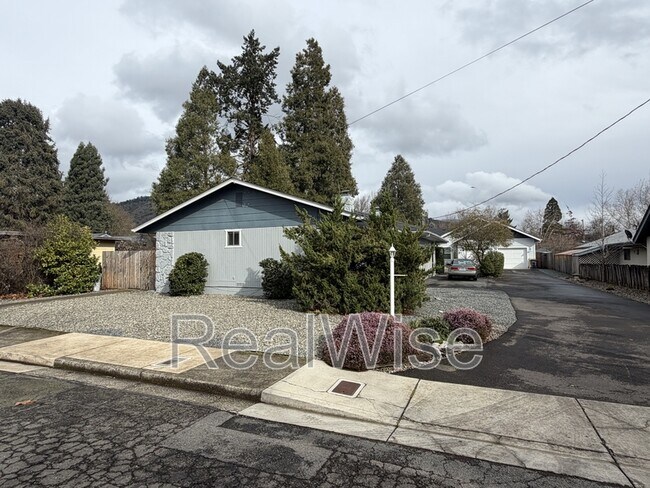 Foto del edificio - 431 NE Candy Ln