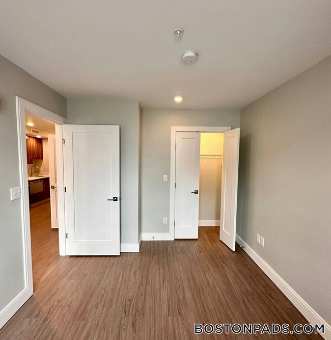 Building Photo - 517 Main St