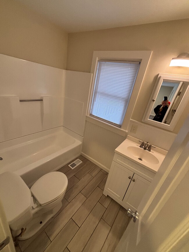 Building Photo - 13 Courtland Dr