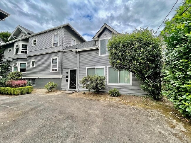 Building Photo - 1420 SE 18th Ave