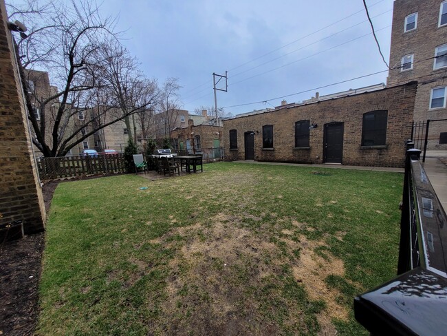 Foto del edificio - 5021 N Winchester Ave